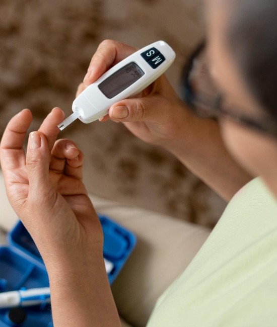 high-angle-diabetic-woman-checking-her-glucose-level (1) high-angle-diabetic-woman-checking-her-glucose-level (1)